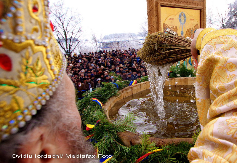 Romanii au sarbatorit Boboteaza cu busculade. Au luat agheasma in bidoane de 10 litri