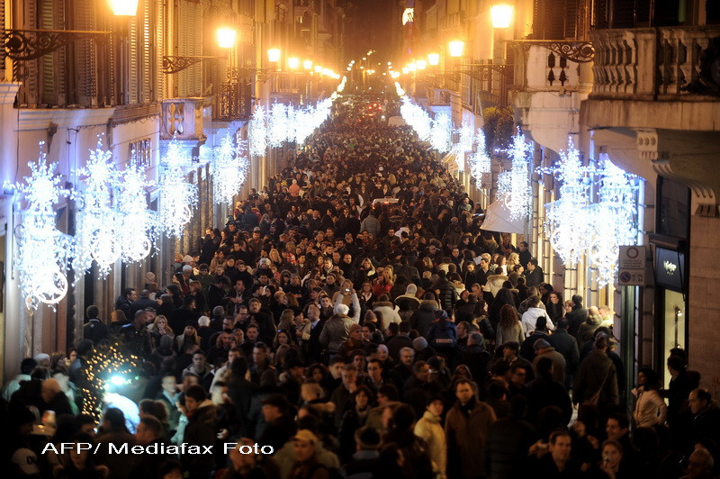 A inceput sezonul soldurilor in Italia. Oamenii au invadat magazinele cu mai putini bani in buzunar