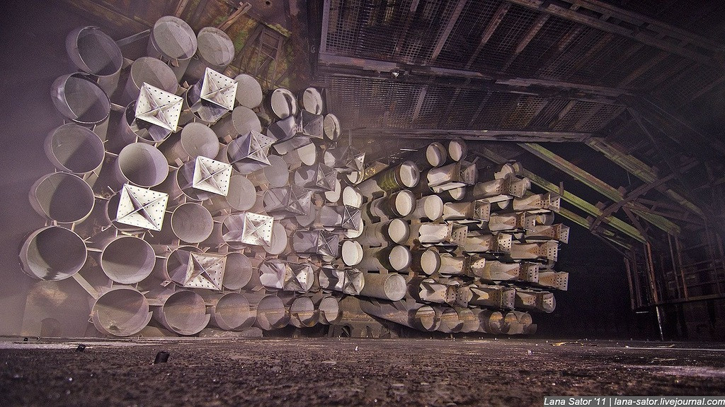 Aceasta fata a intrat intr-o fabrica militara de rachete din Rusia si inca traieste.Fotografii unice