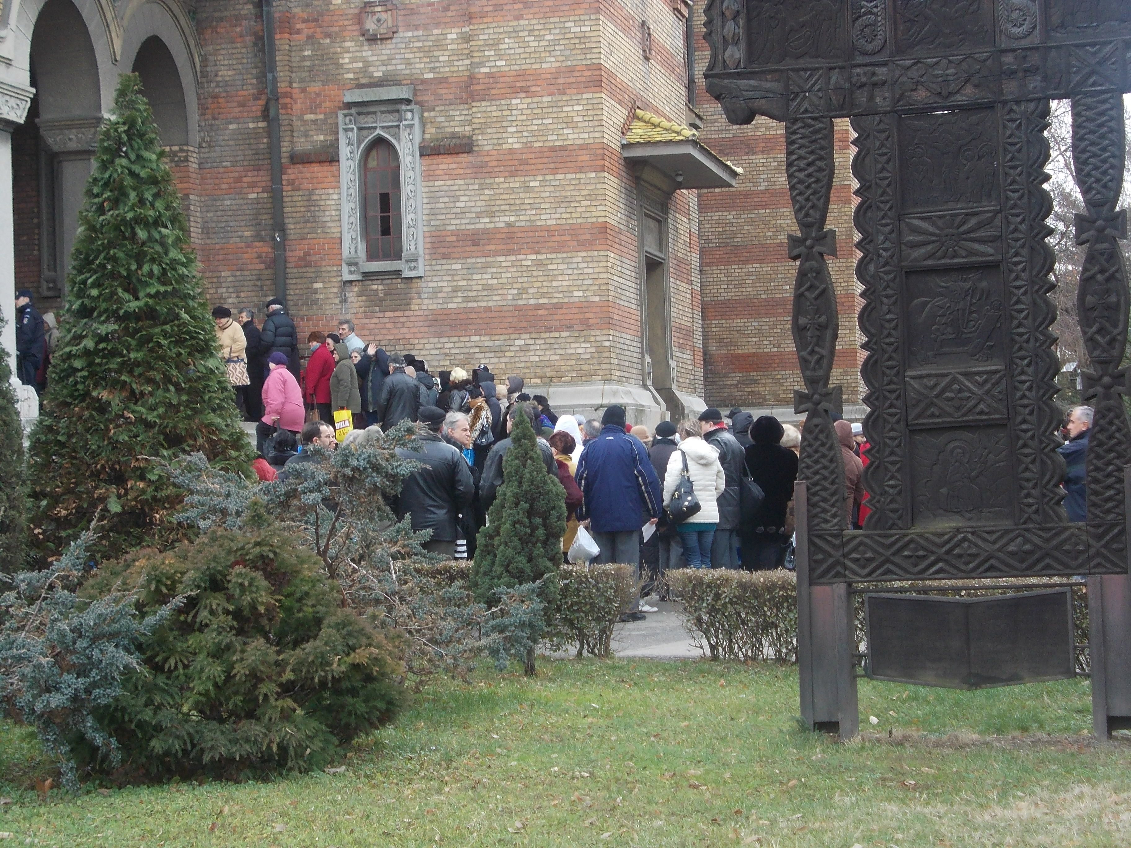 Cu plasa la apa sfintita. Sute de credinciosi au luat cu asalt Catedrala Mitropolitana din Timisoara