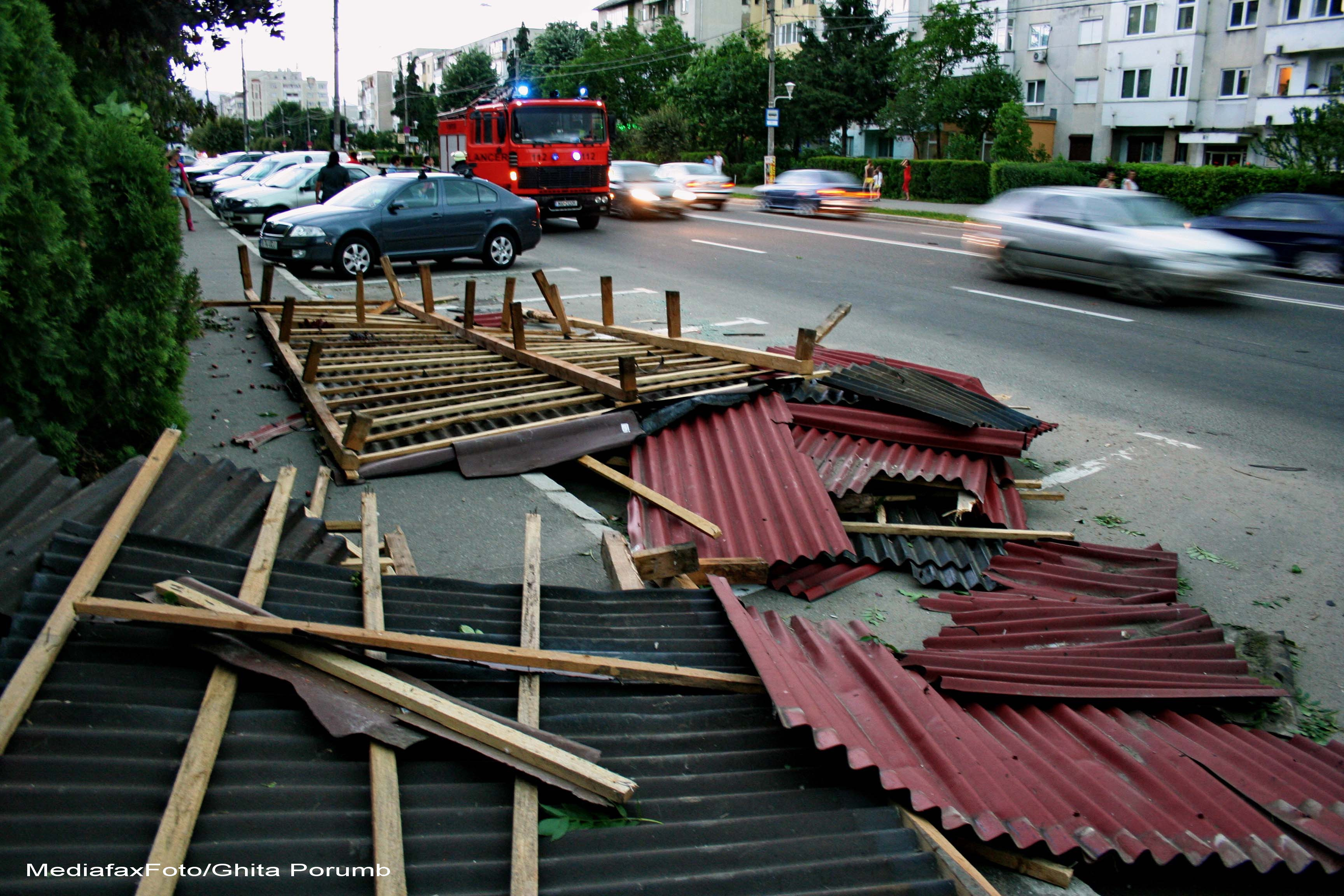 O vijelie de cinci minute a lasat in paguba 15 familii din Arad. Acoperisurile au fost luate pe sus