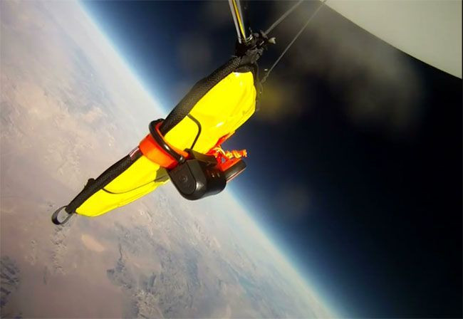 Iti arunci telefonul de la 30 km inaltime si nu pateste nimic. Cea mai tare carcasa posibila, la CES