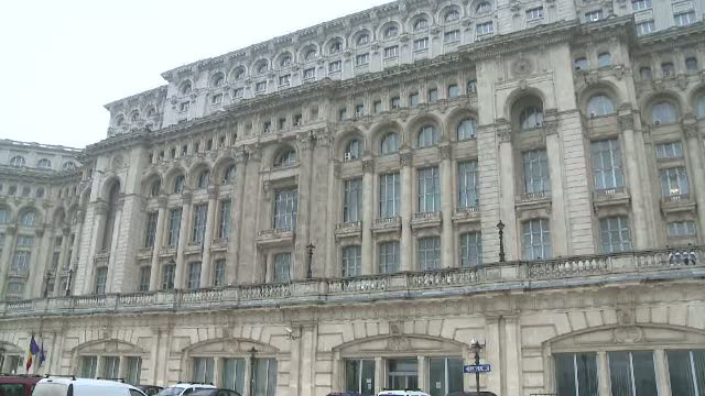 Alesii vor geamuri de termopan la Casa Poporului.Costul pentru o singura fereastra: minim 2.000 euro