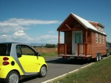 Au tot ce au nevoie intr-o casuta pe roti, mare cat un dormitor. Are doar 12 metri patrati