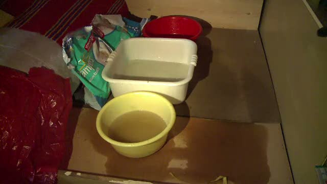 Un bloc cu patru etaje a fost mansardat atat de "eficient" incat apa ajunge pana la parter