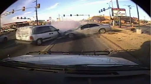 VIDEO. Cu politistii pe urme, patru hoti au provocat un accident spectaculos