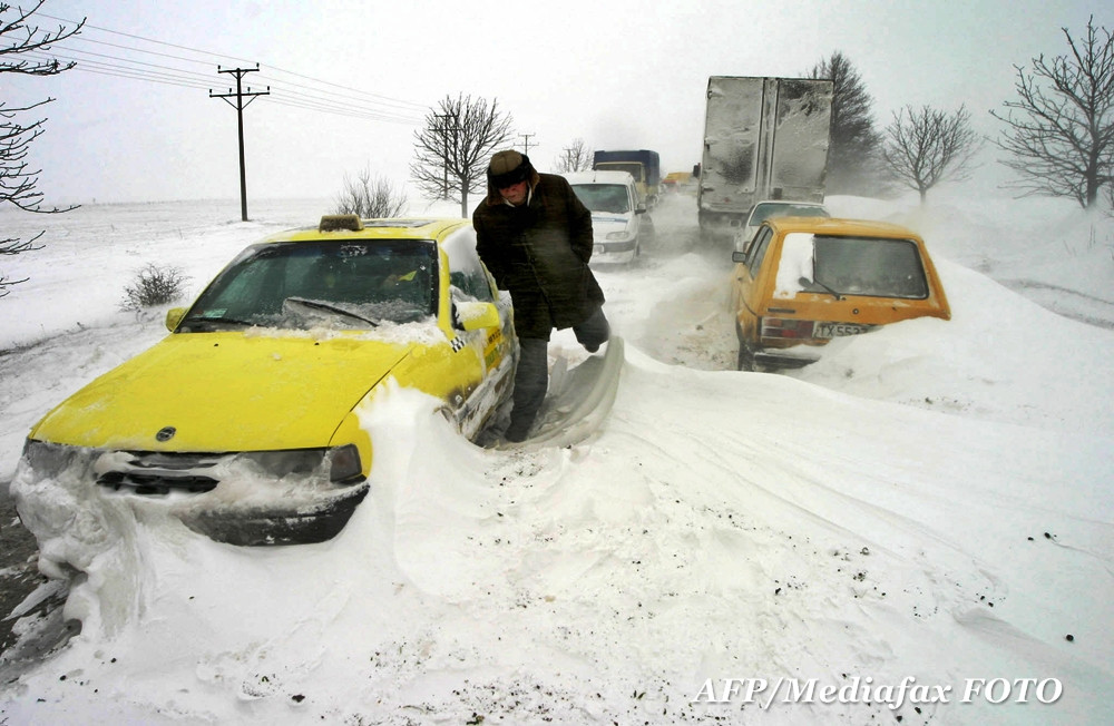 Cel putin 10 soferi romani si familiile lor, prinsi intr-o furtuna de zapada in Bulgaria