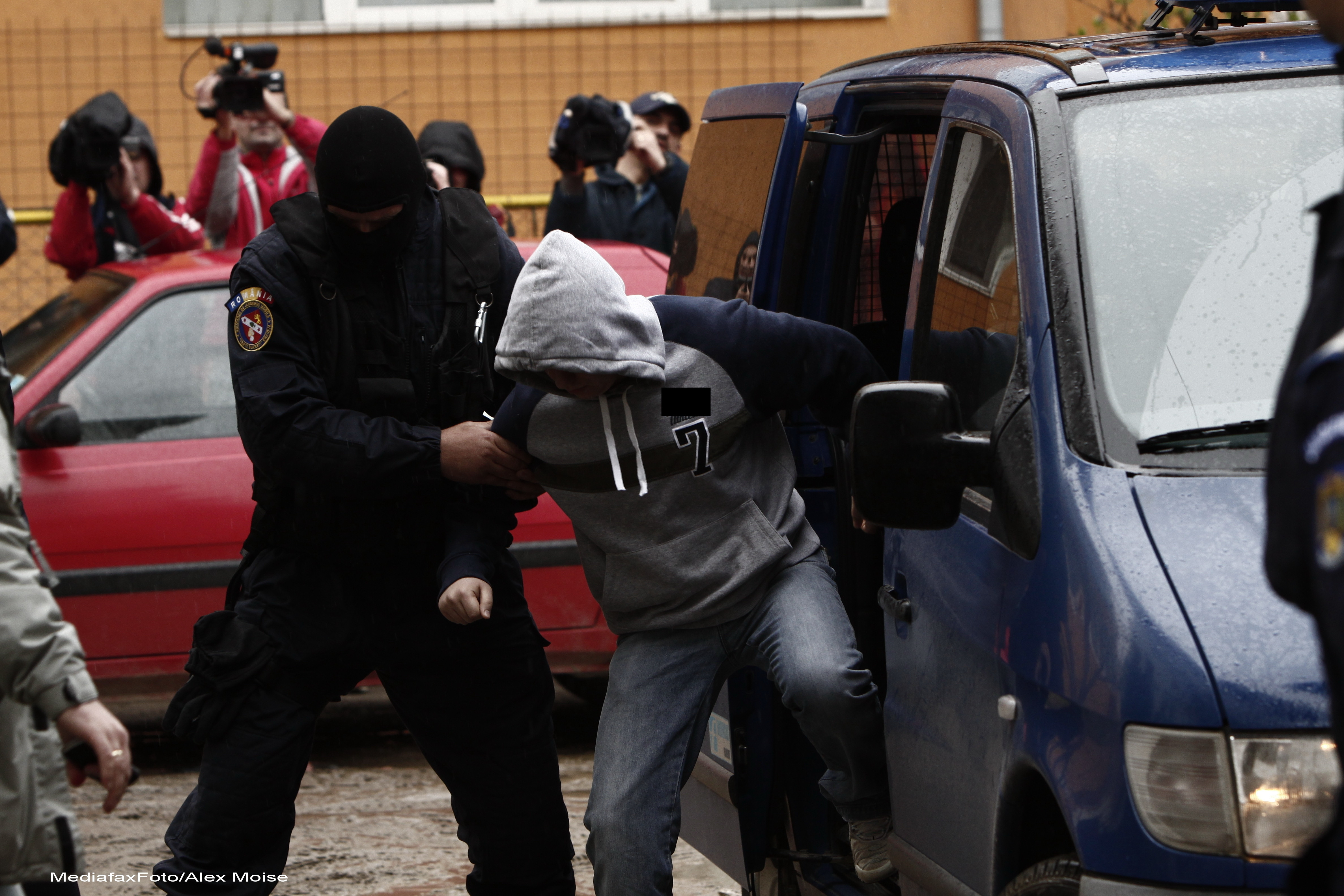 Trei barbati, arestati preventiv dupa ce ar fi pacalit zeci de persoane pe internet. Cum procedau