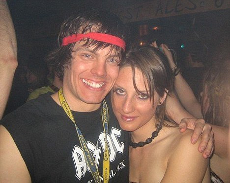 L-a cautat in toate vagaunile internetului dupa ce a sarutat-o la Ibiza. Cum s-a terminat totul