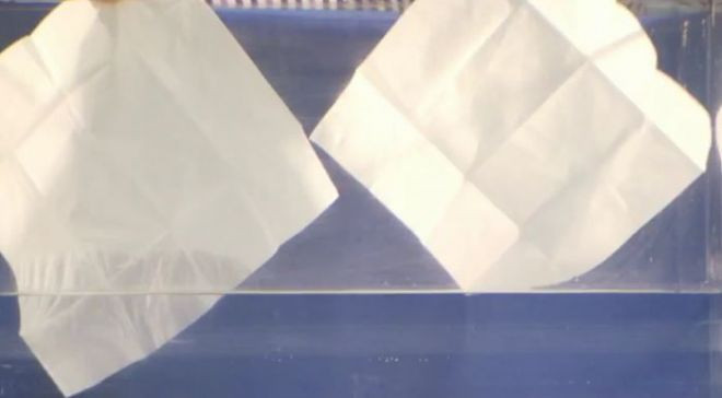 Hartia care nu se uda niciodata iti da logica peste cap. Inventia va fi la CES 2012