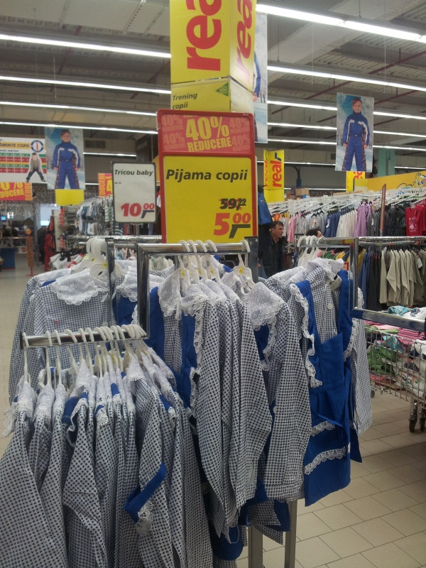 Faza zilei in supermarket. Uniforme de fetite vandute ca pijamale cu reducere de 90%