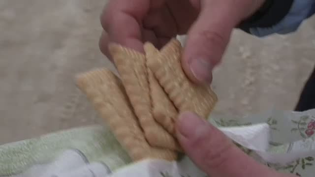 Ce a gasit un barbat din Baia Mare intr-un biscuite si raspunsul evaziv al producatorului