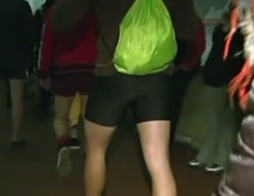 Sute de tineri au mers cu metroul, purtand numai chiloti. Ziua "No pants" face ravagii in Europa