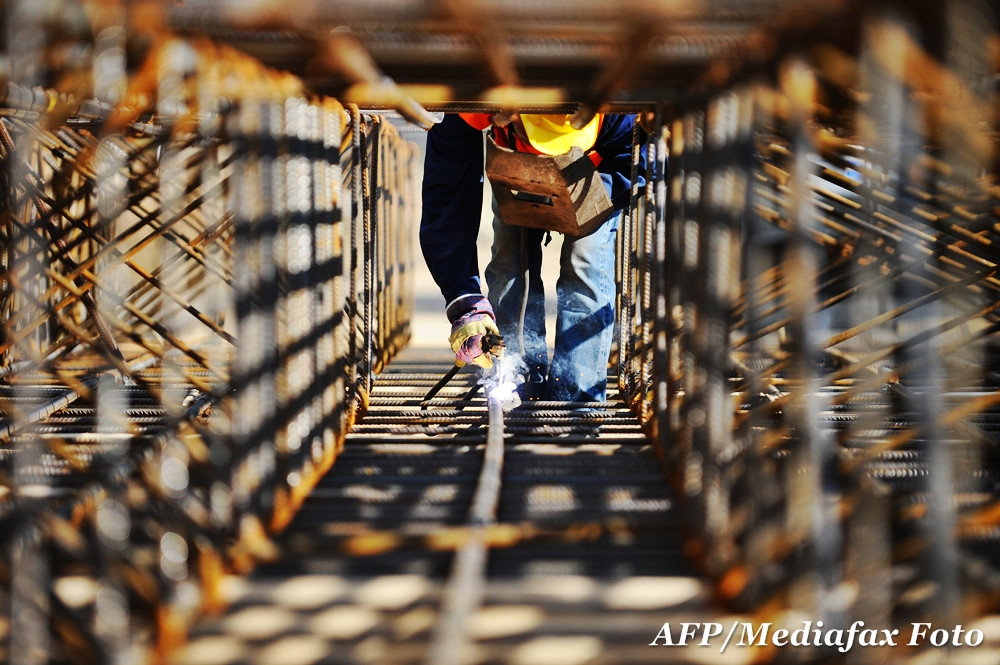 Topul angajarilor la negru. In ce domenii si cati patroni dau bani in plic