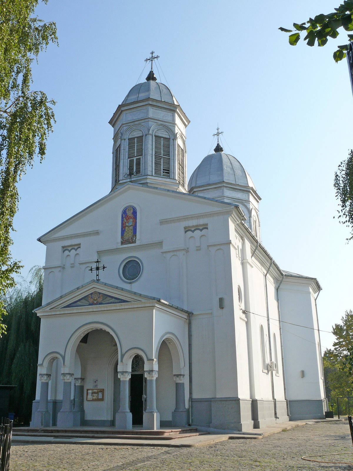 Incendiul care a distrus turla Bisericii Sfantul Pantelimon din Capitala a fost stins