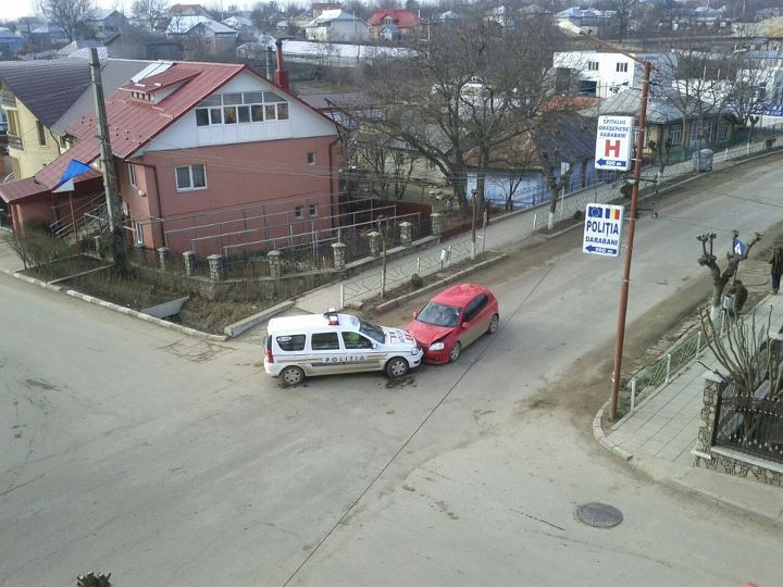 FOTO. Imaginea zilei pe Facebook. Masina de politie, implicata intr-un accident. Cine este vinovat?