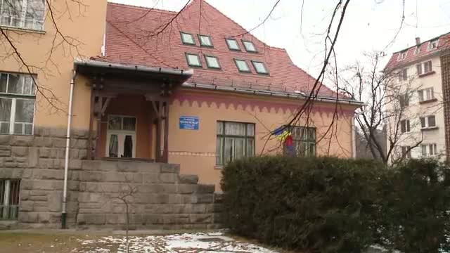 Eleva obligata de o colega sa se prostitueze intretinea relatii intime chiar in liceul unde invata