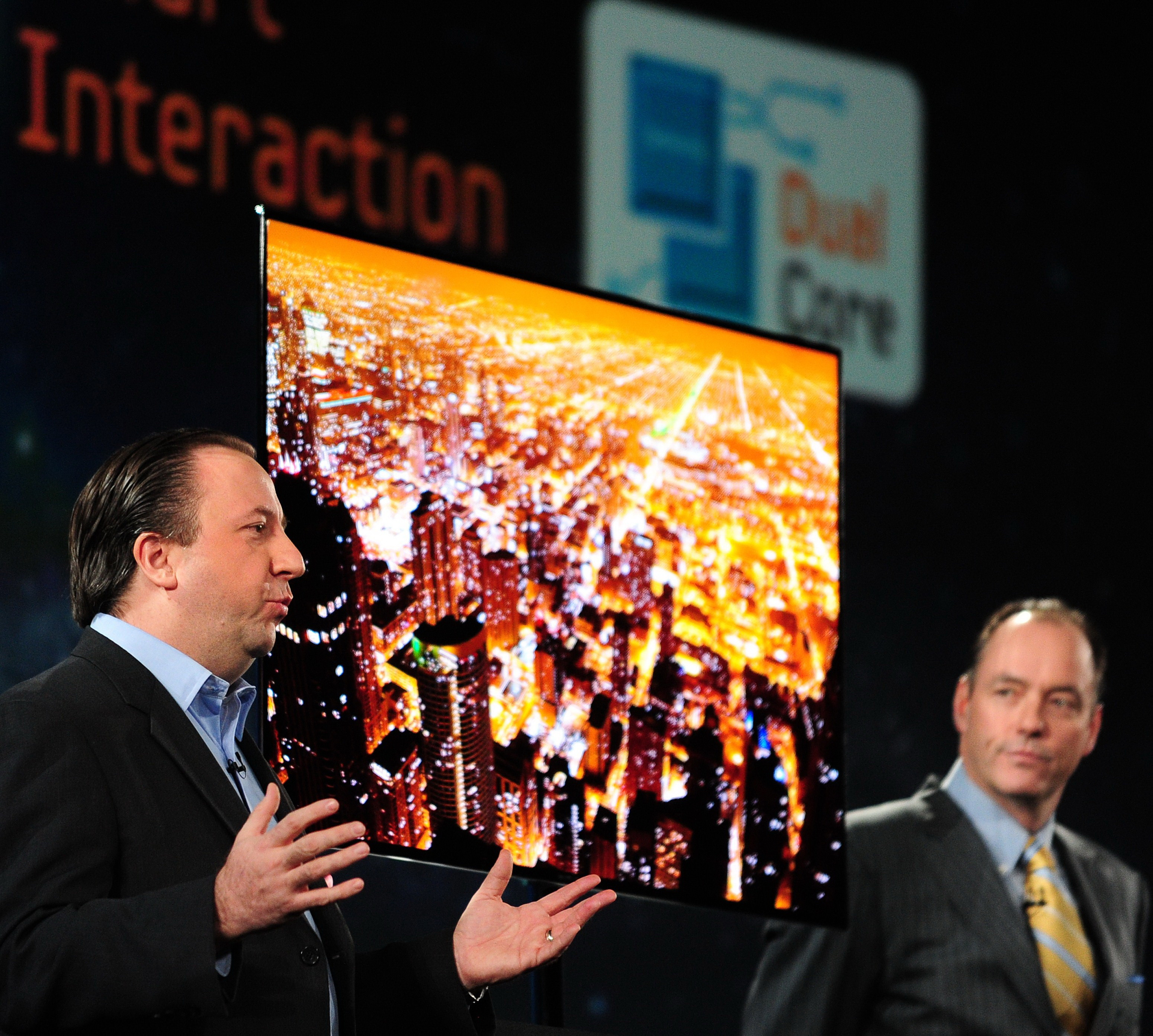 Cat te costa sa-ti transformi sufrageria in cinema. Ecranul OLED, vedeta primei zile din CES 2012