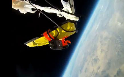 Cum rezista un iPad aruncat din spatiu la impactul cu solul. VIDEO