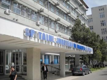 Sute de bolnavi isi iau masa intr-o spalatorie. La ce riscuri sunt supusi pacientii unui spital