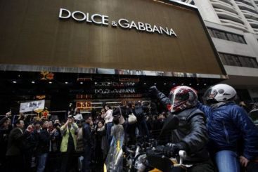 Dolce & Gabbana a blocat o strada din Hong Kong. Decizia retailerului a infuriat 1.000 de oameni