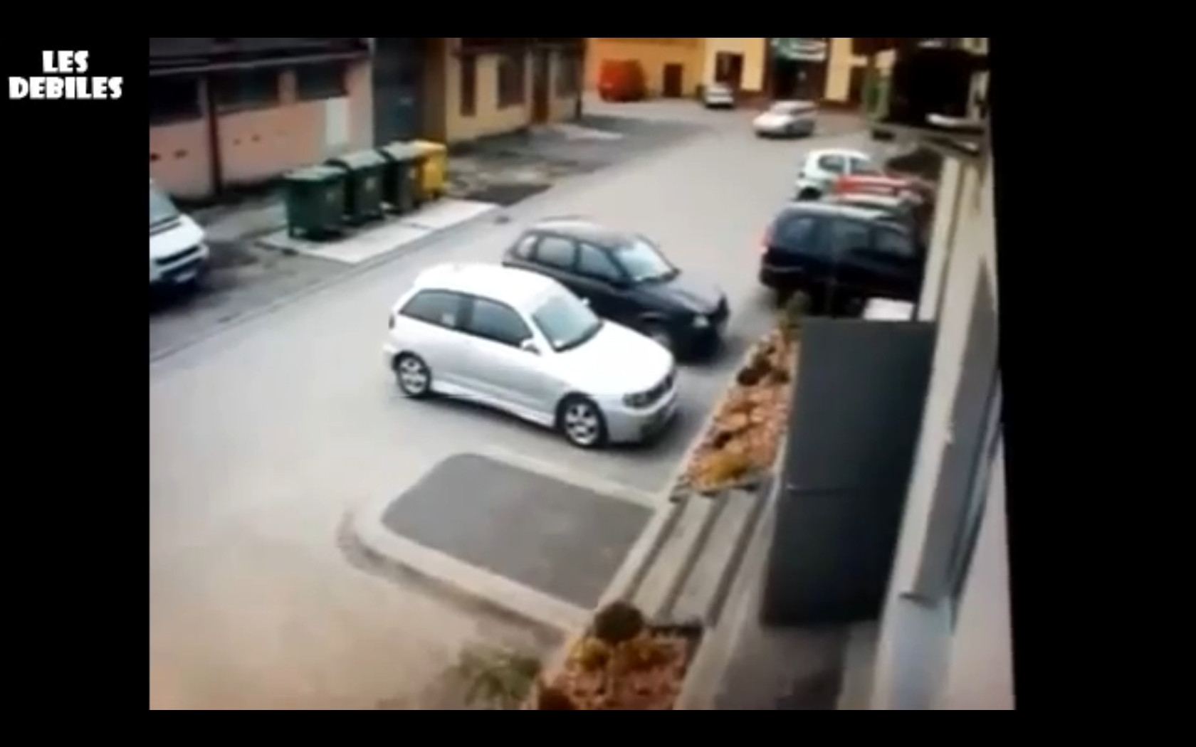 O bunicuta incearca sa parcheze masina. Ce a iesit e deja viral. VIDEO