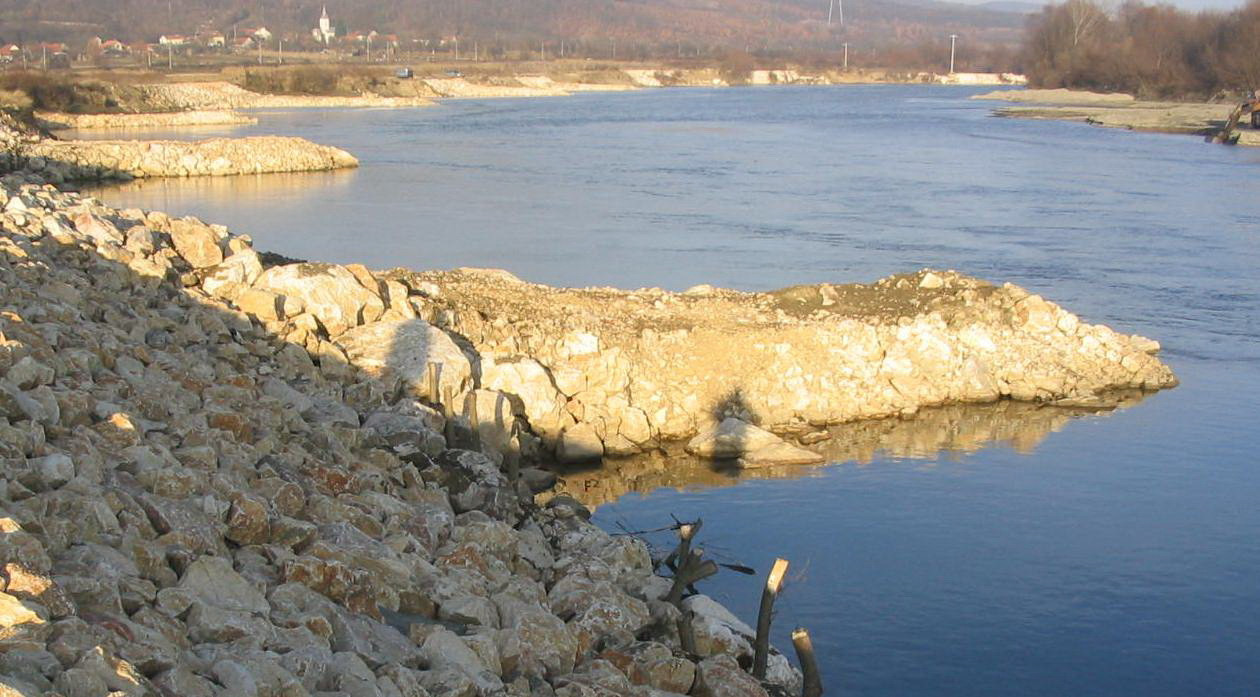 Un monument funerar din piatra, vechi de 2000 de ani a fost descoperit azi in raul Mures