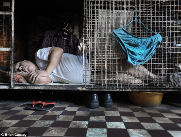 Zeci de mii de oameni traiesc in custi. Secretul din spatele luxului intr-un mare oras al lumii