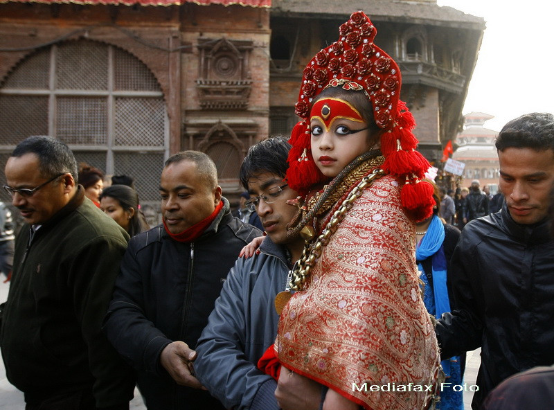 Imaginea unei "zeite vii". Viata incredibila a unei fetite adorate de mii de oameni. GALERIE FOTO