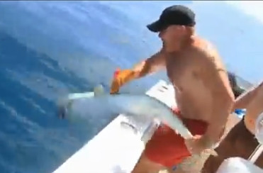 VIDEO. A vrut sa se laude tuturor cu rechinul pe care l-a prins, dar a ajuns de rasul internetului