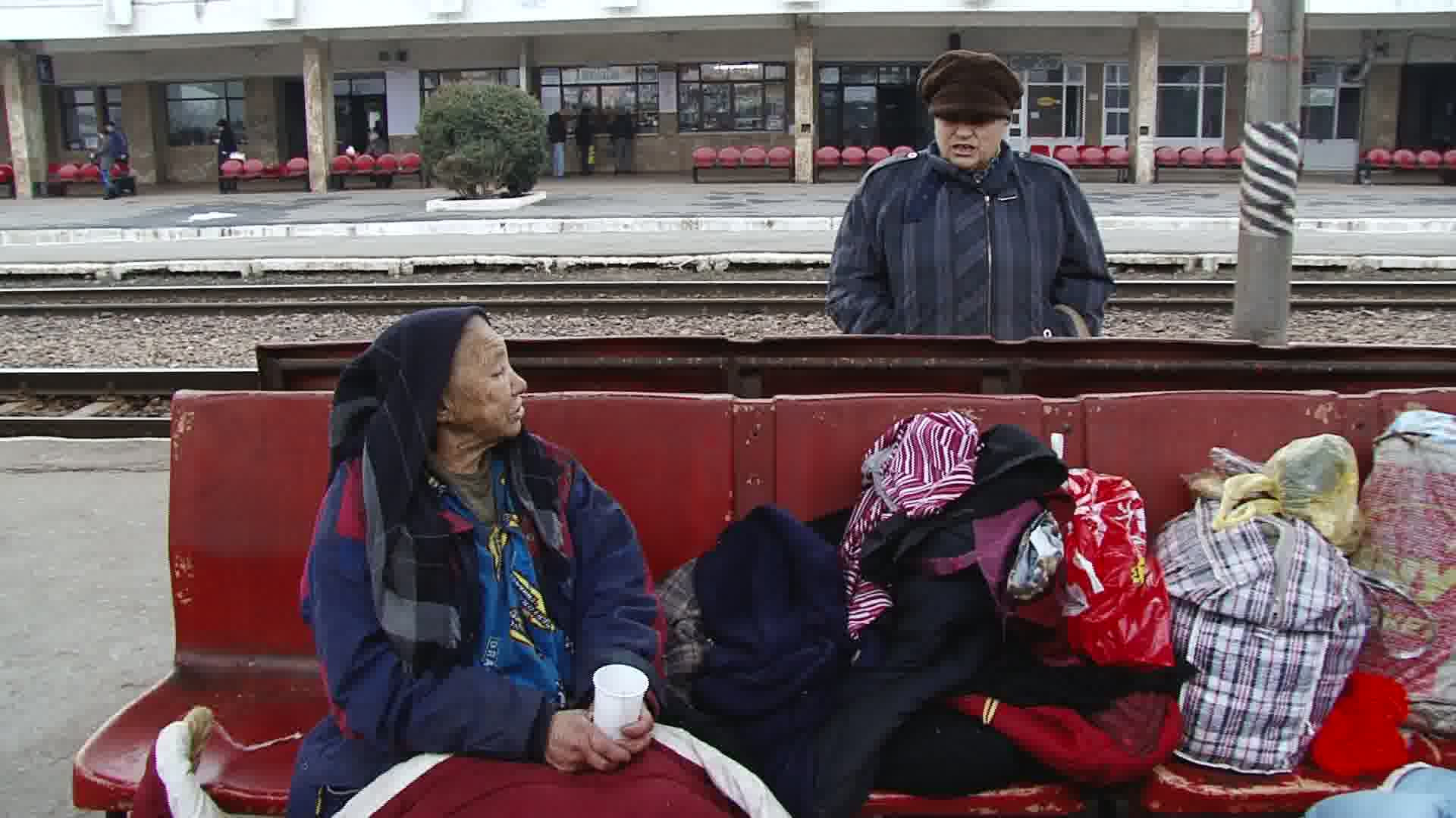 Traiesc pe peronul garii, in toiul iernii.Cum au ajuns o femeie si fiul ei intr-o situatie disperata