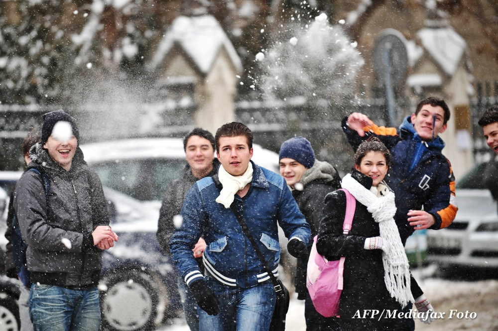 Weekend prelungit pentru sute de elevi, din cauza zapezii de pe drumuri
