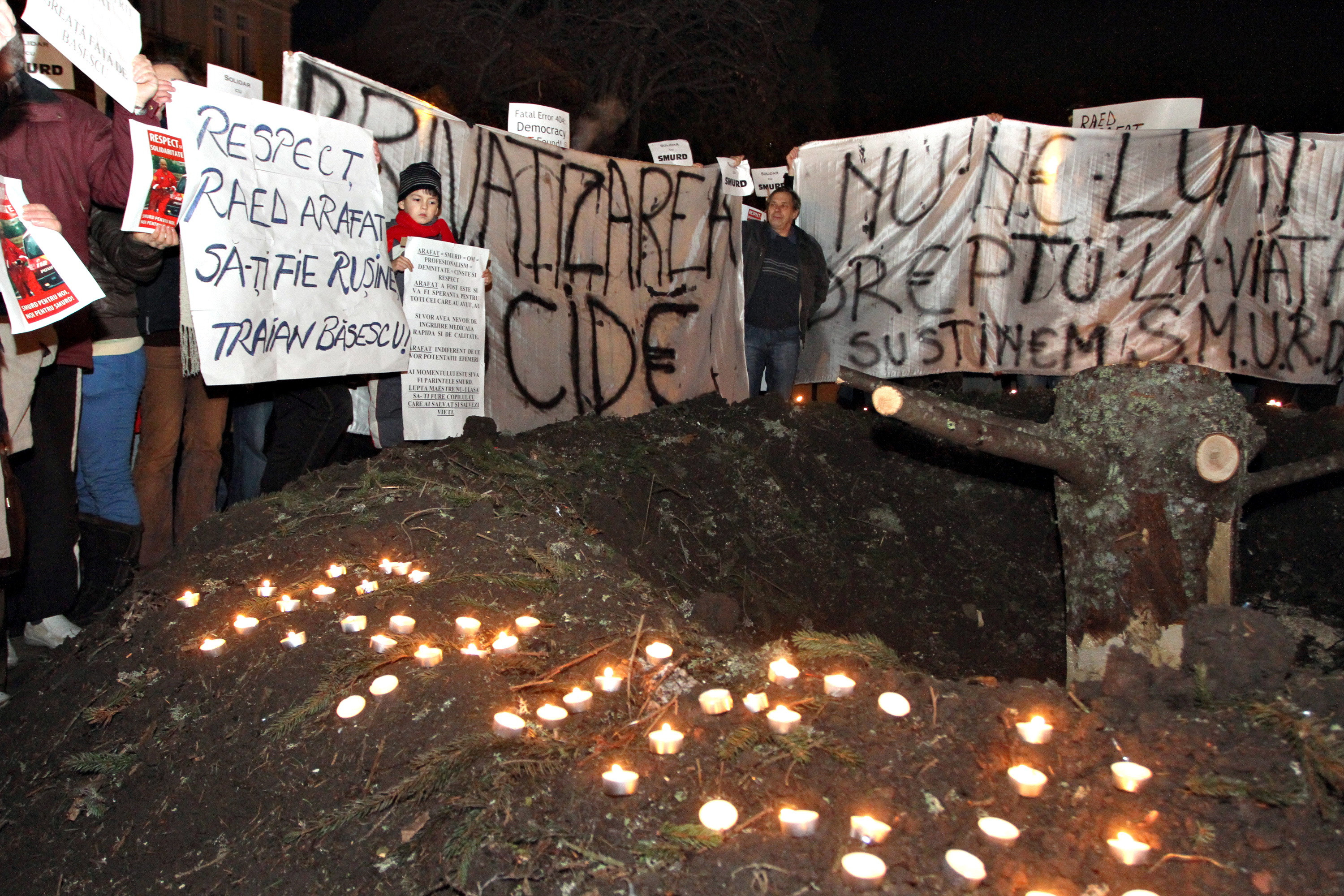 1.500 de oameni la un miting de sustinere a lui Arafat . "Noi pentru SMURD, SMURD pentru noi"