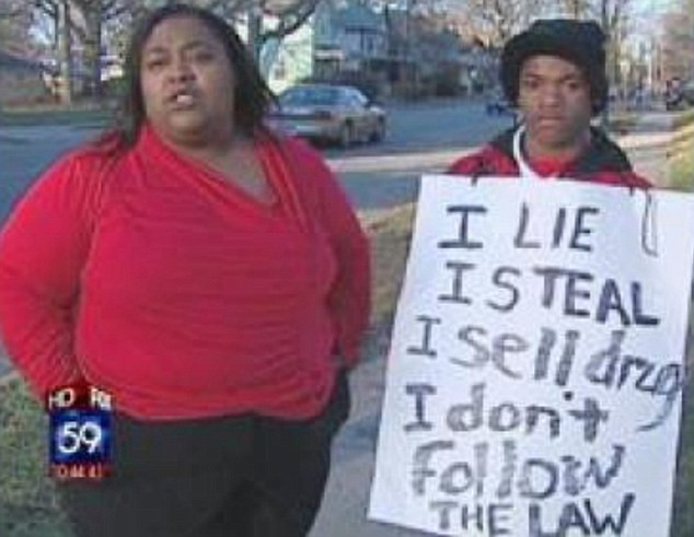 Pedeapsa crunta: si-a UMILIT in public fiul de 14 ani. Ce scrie pe afis. FOTO