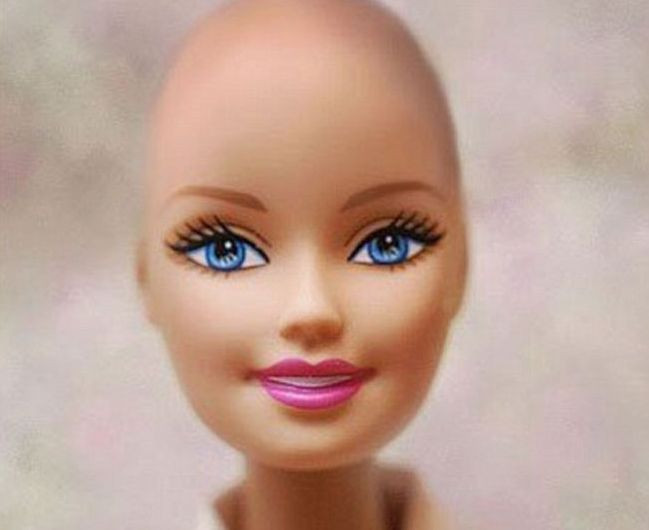 O femeie din Statele Unite este atat de obsedata de papusile Barbie incat a fost hipnotizata sa fie la fel ca ele. VIDEO