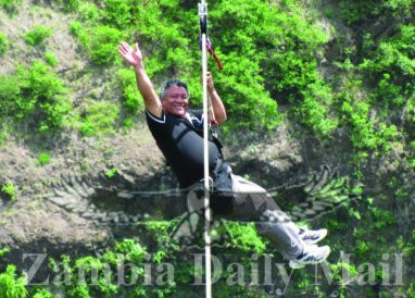 Ce sa fie oare, un avion? O pasare? Nu, este ministrul turismului din Zambia, care se arunca in gol