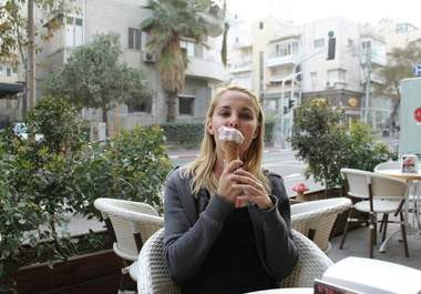 "O sa fiu iubita ta pe bani, timp de 10 zile". Baietii cauta mesajul care a agitat lumea Facebook