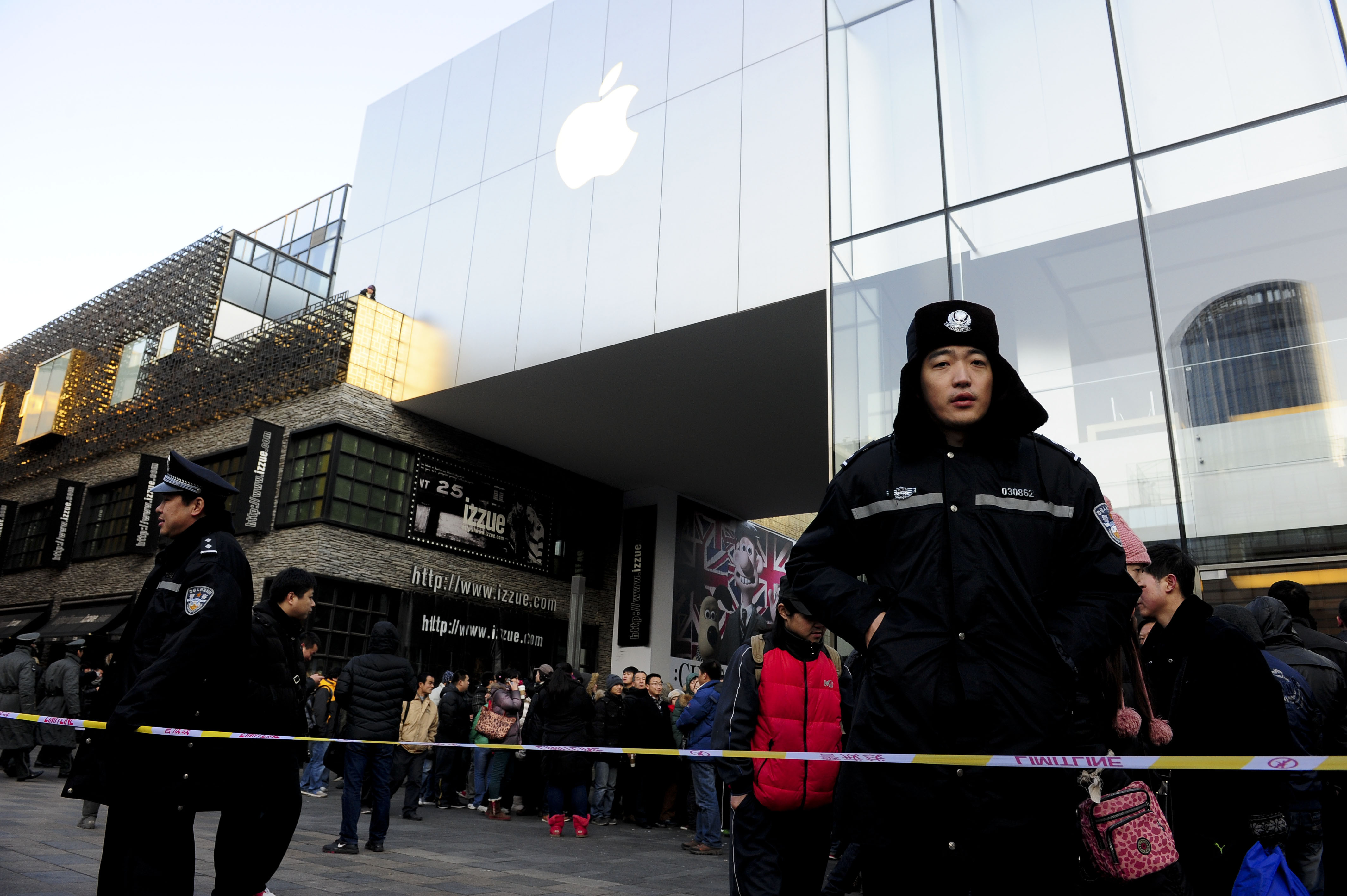 Au dat cu oua in cel mai cunoscut mar din lume. Chinezii au atacat magazinul Apple din Beijing