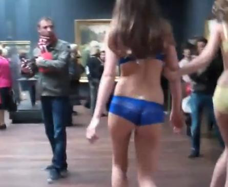 VIDEO. De ce s-au dezbracat aceste trei tinere frumoase intr-un muzeu din Paris, plin de turisti