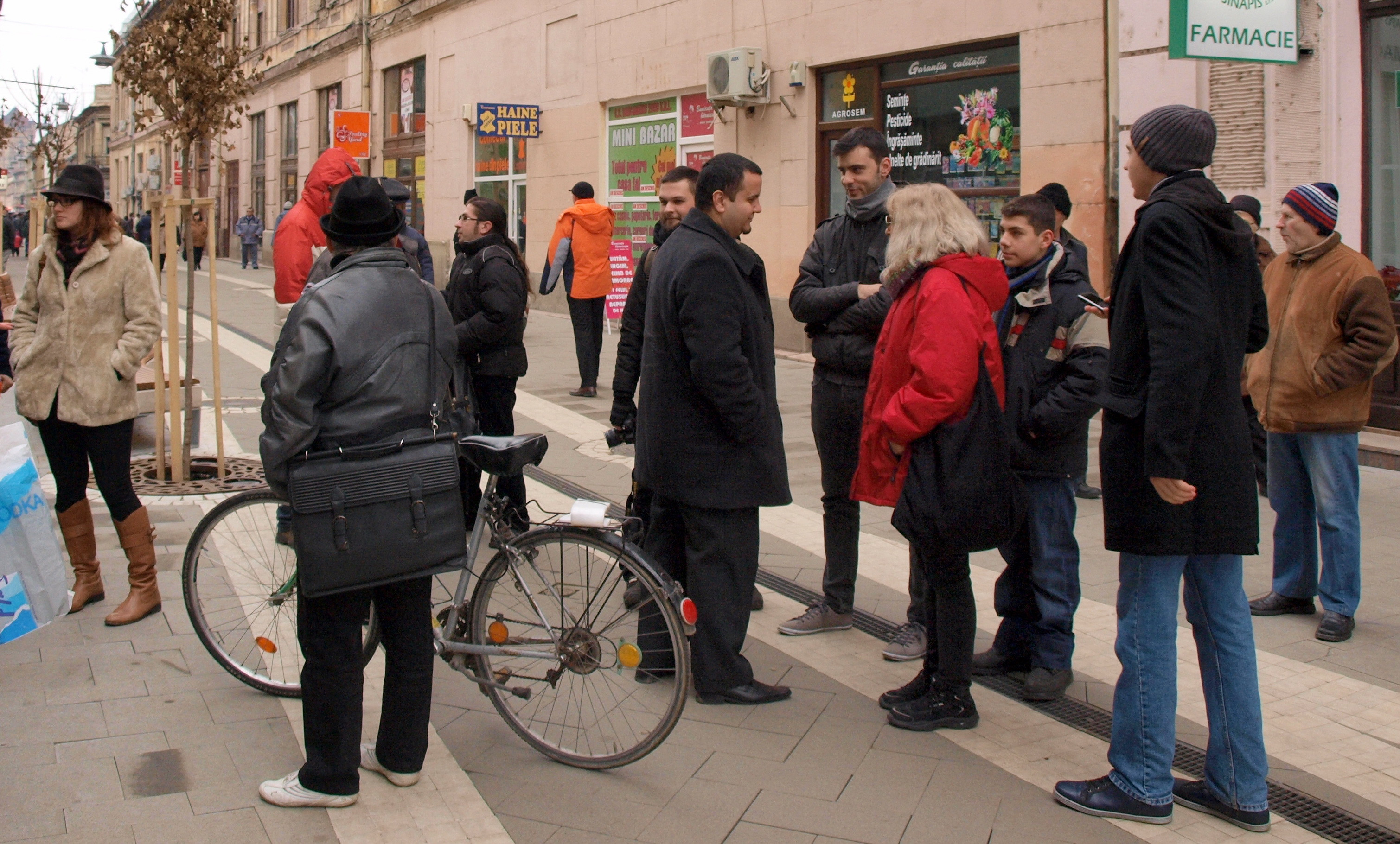 5 elevi aradeni au iesit in strada sa-l sustina pe Arafat. Fortele de ordine, de trei ori mai multe
