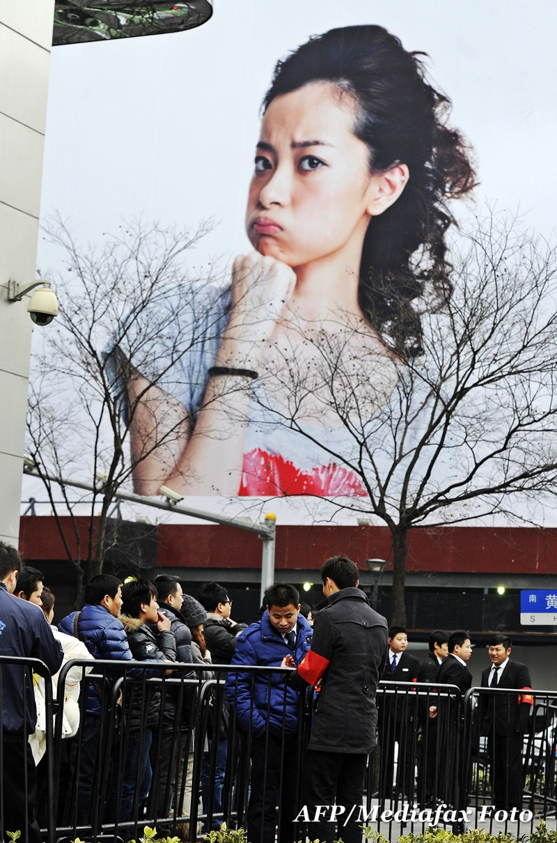 S-au imbulzit cu miile la iPhone-uri gratis si au aruncat cu oua cand magazinul s-a inchis. VIDEO