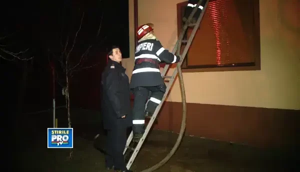 Incendiu la Urseni. Acoperisul unei case a ars ca o torta, in timp ce familia se uita la televizor