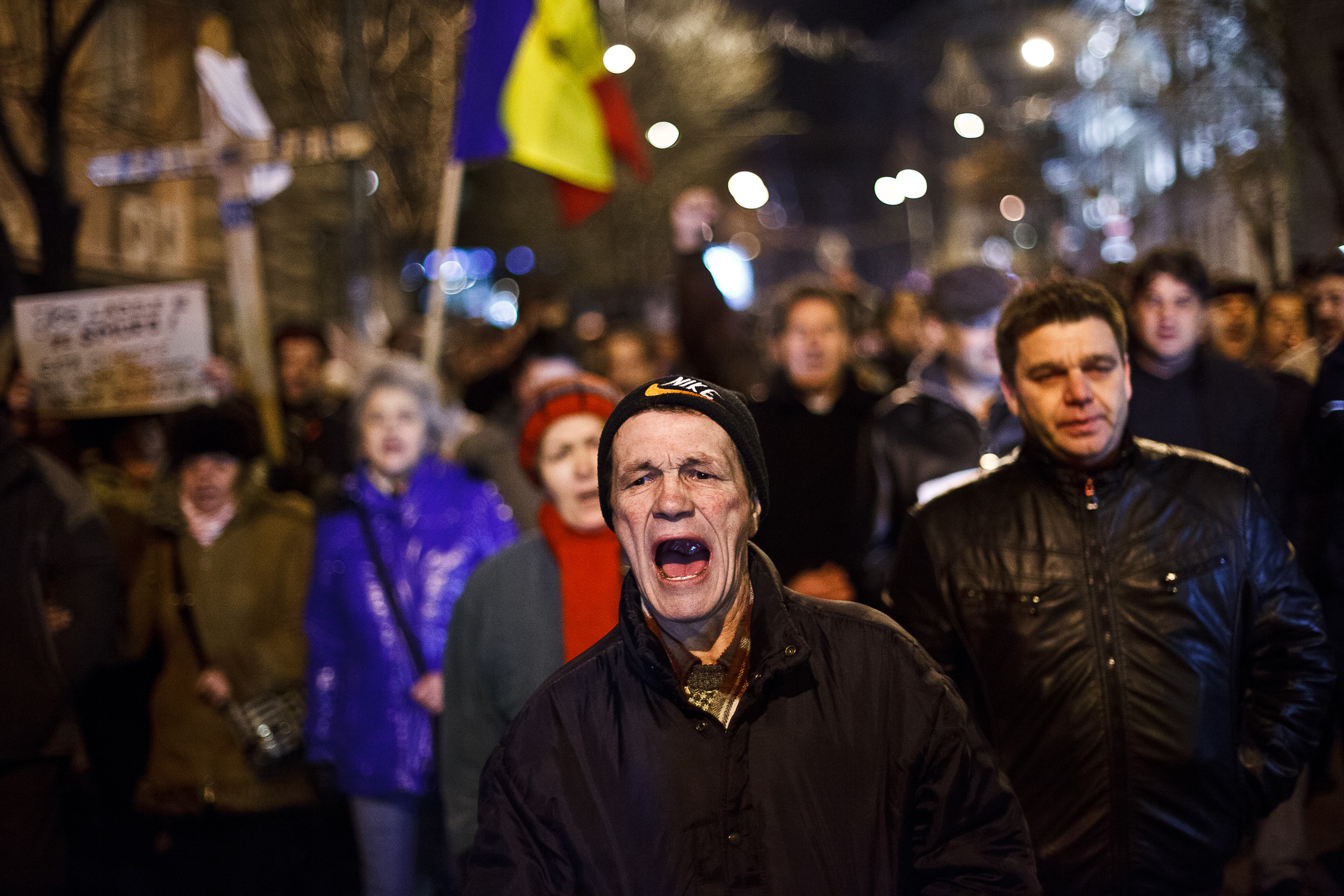 Treisprezece persoane risca amenzi intre 1.000 si 10.000 de lei pentru protestul de la Cotroceni