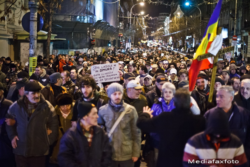 Noapte sub semnul violentelor in Capitala. Peste 2.000 de oameni au protestat in Piata Universitatii