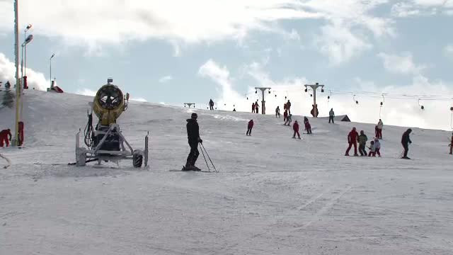 Schi pe doage de butoi pentru turistii care isi petrec sfarsitul de saptamana la Straja