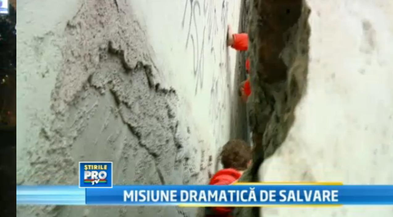 Operatiune de salvare spectaculoasa la Constanta. Blocat intre 2 pereti, un baiat a scapat cu viata