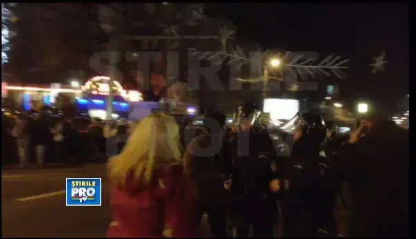 Imagini din mijlocul protestelor: jandarmul insangerat in urma protestelor. Boc l-a vizitat azi