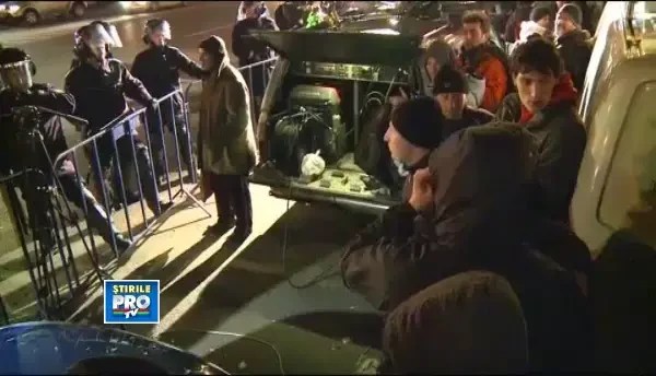 Protestele au degenerat din nou in Piata Universitatii. Un protestatar a luat foc