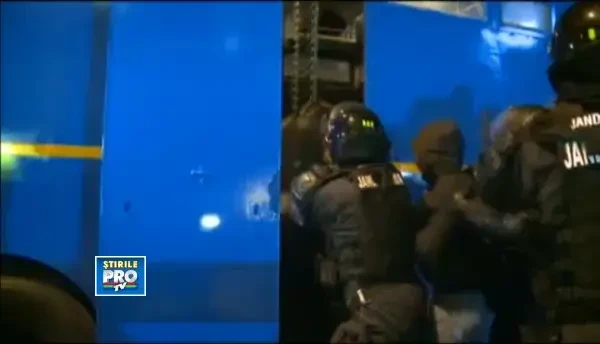 Cum au fost urcati protestatarii violenti in dubele Jandarmilor