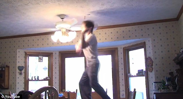 Mai penibil de atat nici nu se putea. Ce a facut un teribilist cu o lustra tip ventilator VIDEO